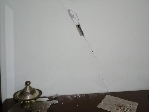 Bina sakinleri endişeli! Depremden sonra Bağcılar'da bir binada çatlaklar tespit edildi - Resim: 1