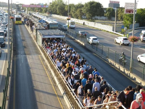 Yine metrobüs yine çile! Duraklarda insan seli vatandaşı çileden çıkardı - Resim: 1