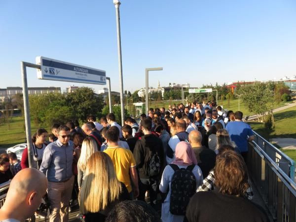 Yine metrobüs yine çile! Duraklarda insan seli vatandaşı çileden çıkardı - Resim: 3