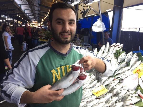 Balık alırken dikkat! Akla hayale gelmeyecek hile solungaçlarını kırmızıya boyuyorlar - Resim: 1