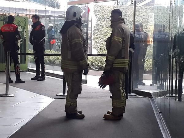 AVM'de kafenin çatısı çöktü 3 kişi yaralandı - Resim: 1