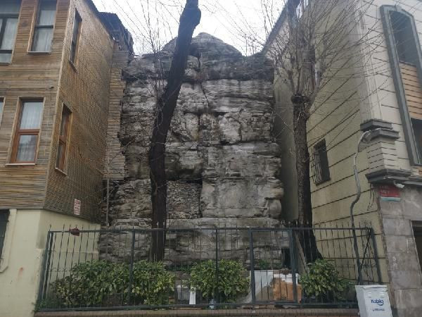 Avrat Taşı diye biliniyor! 16 asırlık tarihi eser İstanbul'da sıkışıp kaldı - Resim: 3
