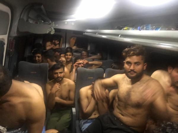 Yunan polisi Suriyelileri dövdükten sonra paralarını alıp yarı çıplak sınırdan attı - Resim: 1