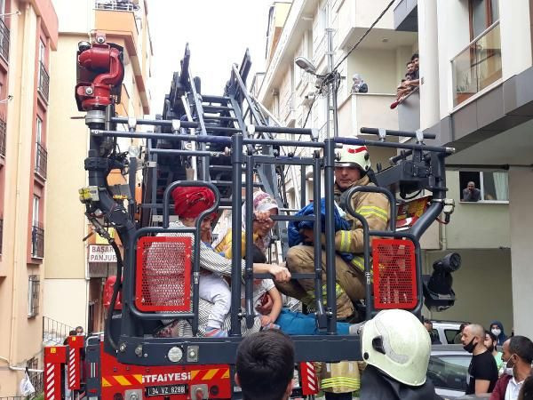 Maltepe'deki yangında can pazarı; mahsur kalan 1'i bebek 10 kişi kurtarıldı - Resim: 1