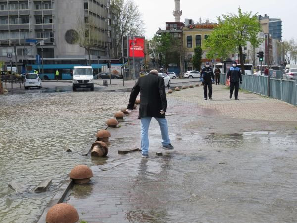 Su borusu patladı Kadıköy'de cadde göle döndü - Resim: 1
