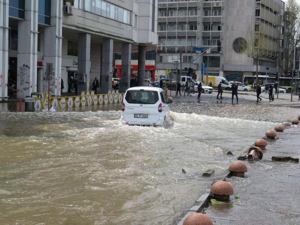 Su borusu patladı Kadıköy'de cadde göle döndü - Resim: 4