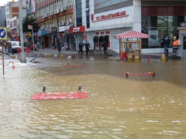 Su borusu patladı Kadıköy'de cadde göle döndü - Resim: 3