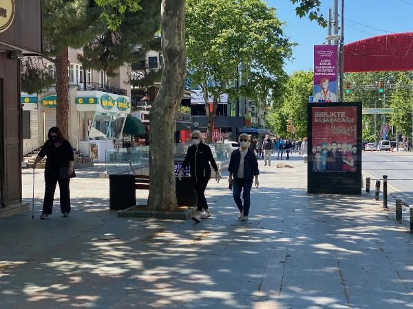 Bayramın ilk günü sokağa çıkan 65 yaş ve üstü vatandaşlar güneşin tadını çıkardı - Resim: 2