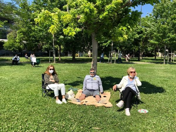 Bayramın ilk günü sokağa çıkan 65 yaş ve üstü vatandaşlar güneşin tadını çıkardı - Resim: 4