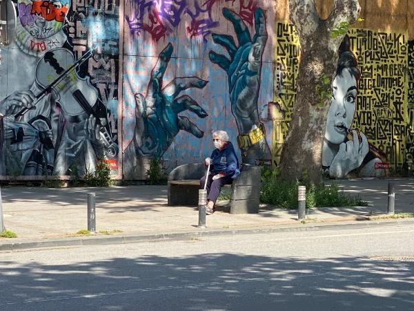 Bayramın ilk günü sokağa çıkan 65 yaş ve üstü vatandaşlar güneşin tadını çıkardı - Resim: 1