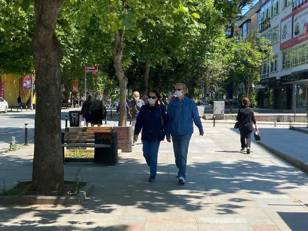 Bayramın ilk günü sokağa çıkan 65 yaş ve üstü vatandaşlar güneşin tadını çıkardı - Resim: 3