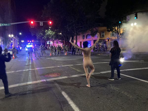 ABD'de George Floyd gösterilerinde askerlere karşı çırılçıplak direniş! - Resim: 2
