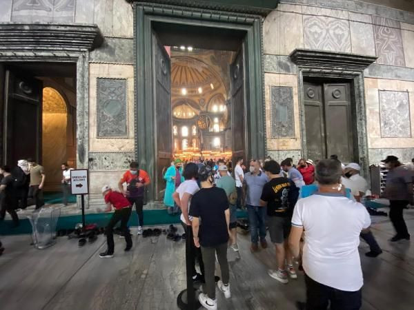 Ayasofya Camii ibadete açıldığının ikinci günü ziyaretçi akınına uğradı - Resim: 1
