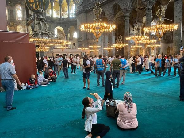 Ayasofya Camii ibadete açıldığının ikinci günü ziyaretçi akınına uğradı - Resim: 3
