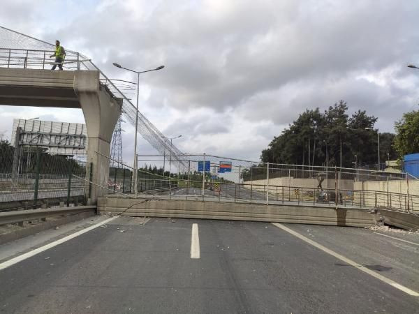 Dehşet anları! Eyüpsultan'da üst geçit çöktü yol trafiğe kapatıldı - Resim: 1
