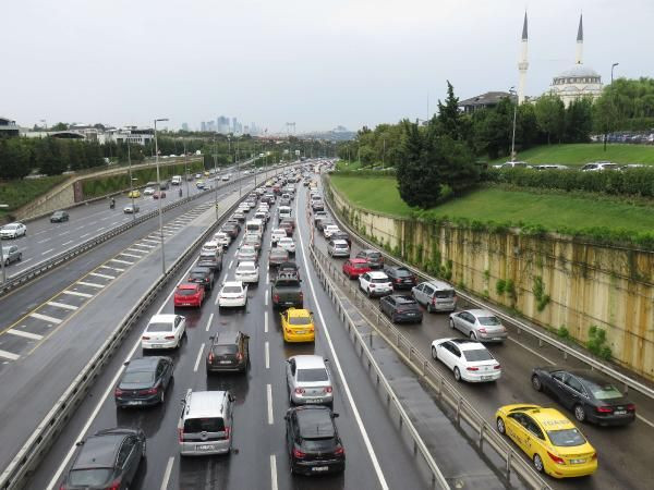 İstanbul'da yağış trafiği! Uzun araç kuyrukları oluştu - Resim: 1