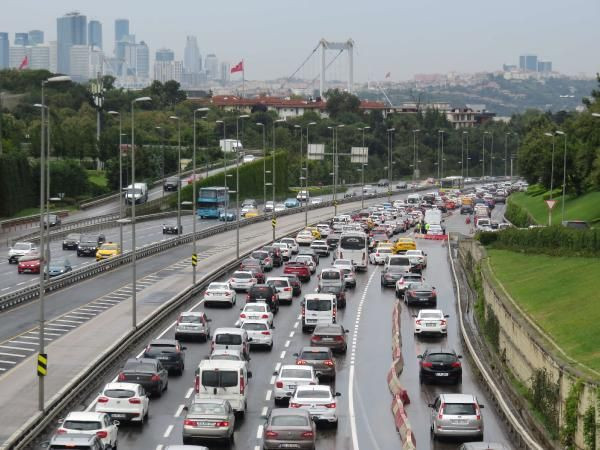 İstanbul'da yağış trafiği! Uzun araç kuyrukları oluştu - Resim: 2