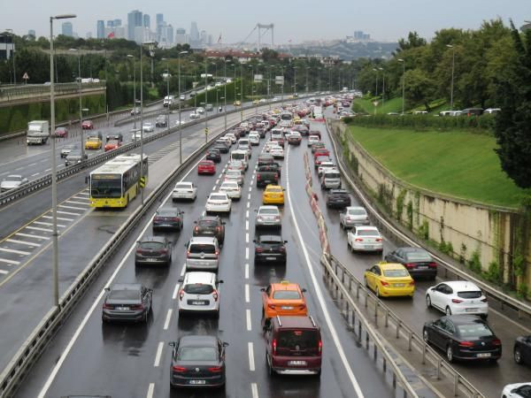İstanbul'da yağış trafiği! Uzun araç kuyrukları oluştu - Resim: 3