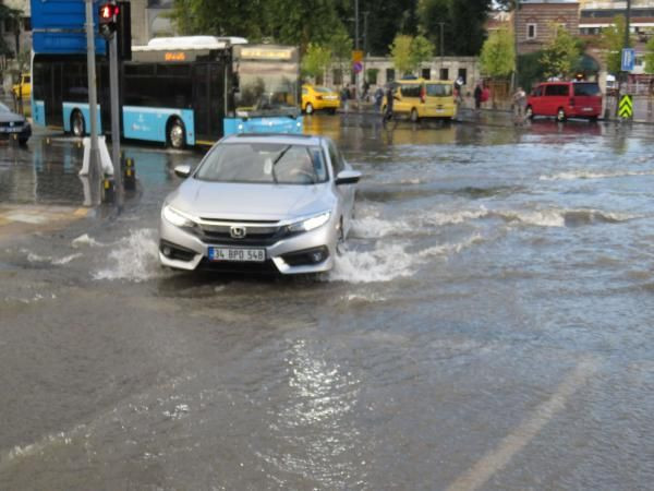 Kısa süreli sağanak Üsküdar'ı göle döndürdü! - Resim: 2