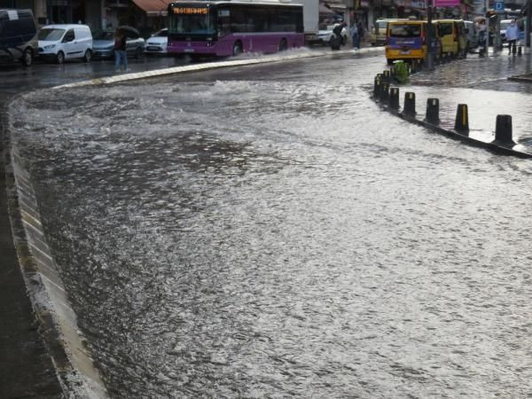 Kısa süreli sağanak Üsküdar'ı göle döndürdü! - Resim: 4