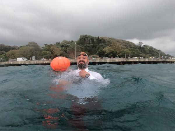 İstanbul Boğazı'nda takım elbiseli yüzücüler herkesi şaşırttı! Sebebi ise bakın ne - Resim: 3