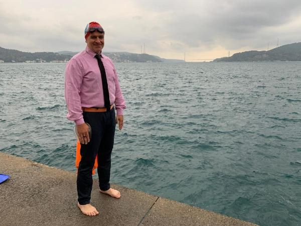 İstanbul Boğazı'nda takım elbiseli yüzücüler herkesi şaşırttı! Sebebi ise bakın ne - Resim: 1