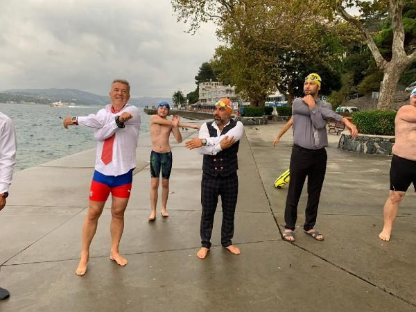 İstanbul Boğazı'nda takım elbiseli yüzücüler herkesi şaşırttı! Sebebi ise bakın ne - Resim: 4