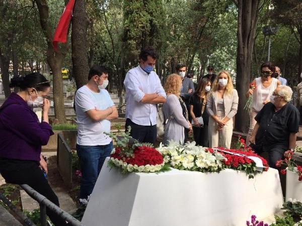 Tarık Akan mezarı başında anıldı! Rutkay Aziz rüyasında gördüklerini anlattı - Resim: 2