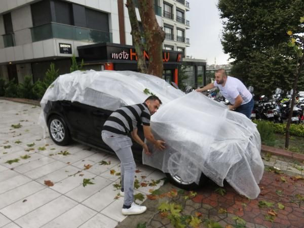 Kadıköy'de galericilerden kilimli, paspaslı dolu önlemi - Resim: 1