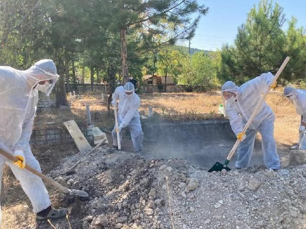 Kütahya Emet’te koronavirüsten ölen 5 kişi tabutlarıyla toprağa verildi - Resim: 1