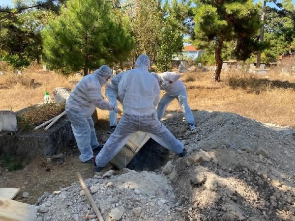 Kütahya Emet’te koronavirüsten ölen 5 kişi tabutlarıyla toprağa verildi - Resim: 3