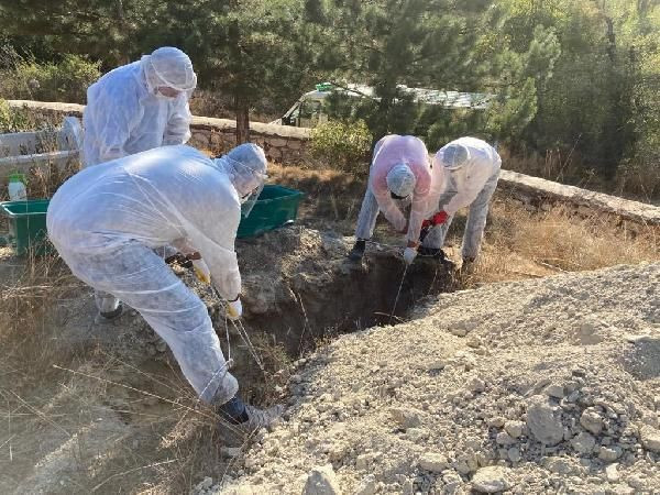 Kütahya Emet’te koronavirüsten ölen 5 kişi tabutlarıyla toprağa verildi - Resim: 4