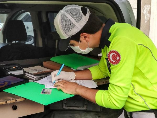 Karantinada olması gerekiyordu! Korona temaslı şoför Beyoğlu'nda yolcu taşırken yakalandı - Resim: 1