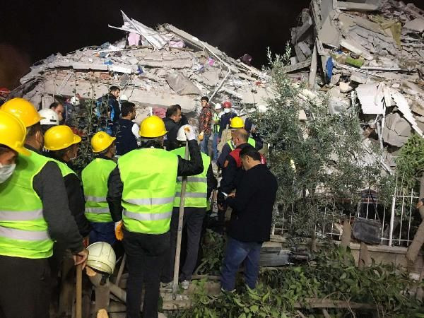 İzmir'de deprem! Somalı madenciler eylemi bırakıp yardım için İzmir'e koştu - Resim: 3