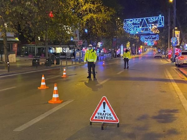 Haftasonu sokağa çıkma yasağı başladı pazartesi saat 05.00'te bitecek - Resim: 1