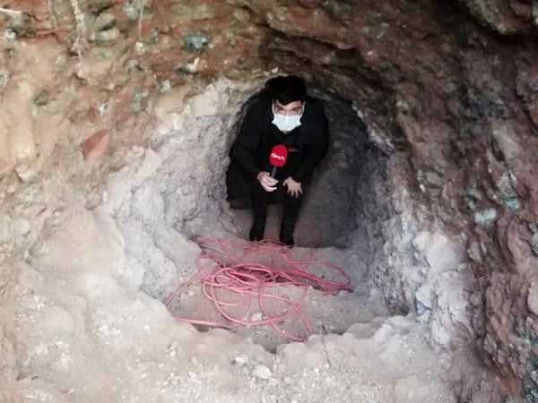 Adana'da FETÖ'cü şahıs dağ yamacında kazdığı çukurda yakalandı! - Resim: 2