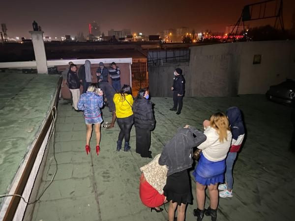 Konya'da inanılmaz kaçış! Pavyonu polis basınca çatıya kaçtılar - Resim: 2