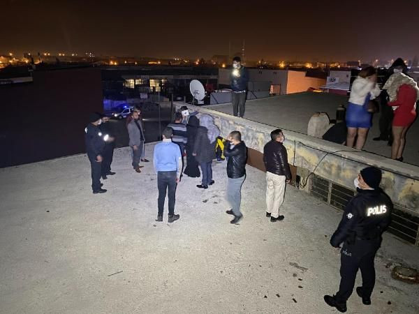 Konya'da inanılmaz kaçış! Pavyonu polis basınca çatıya kaçtılar - Resim: 4