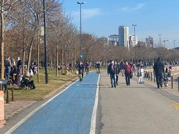 Güneşi gören kendini dışarı attı! Fenerbahçe Sahili'nde korkutan kalabalık - Resim: 1
