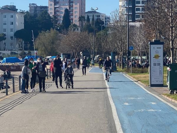 Güneşi gören kendini dışarı attı! Fenerbahçe Sahili'nde korkutan kalabalık - Resim: 2