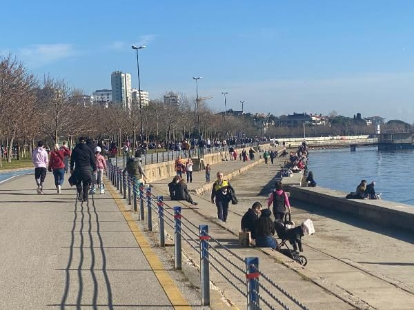 Güneşi gören kendini dışarı attı! Fenerbahçe Sahili'nde korkutan kalabalık - Resim: 4