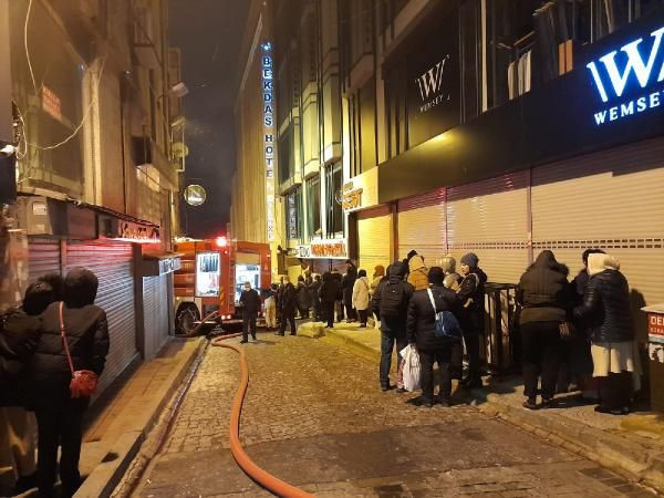 Fatih'te 4 katlı binanın çatısında yangın! Otellerdeki turistler bavullarıyla dışarı çıktı - Resim: 2