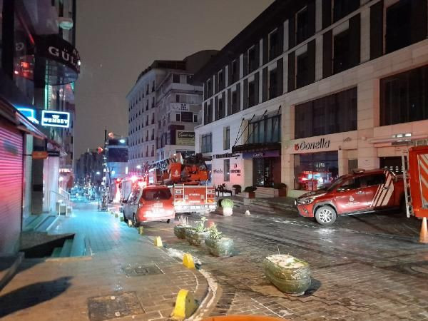 Fatih'te 4 katlı binanın çatısında yangın! Otellerdeki turistler bavullarıyla dışarı çıktı - Resim: 4