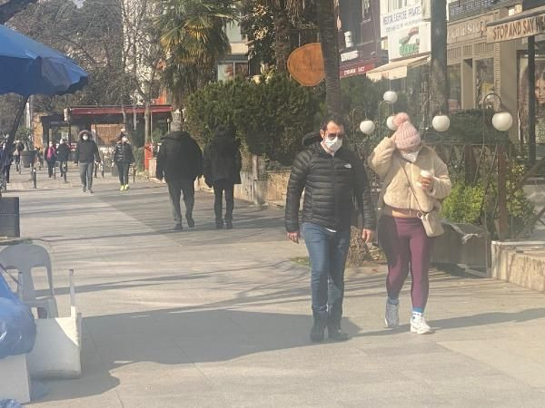 Sanki kısıtlama yokmuş gibi! Kadıköy'de güneşi gören kendini sokağa attı - Resim: 4