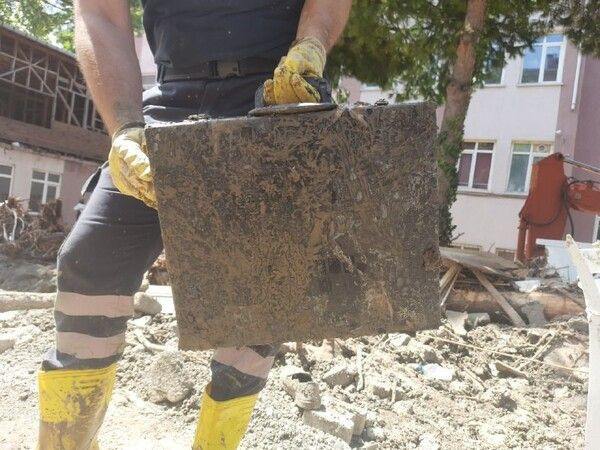 Kastamonu Bozkurt'ta selde sular altında kalan dairede bulundu! Çantayı açanlar inanamadı - Resim: 3