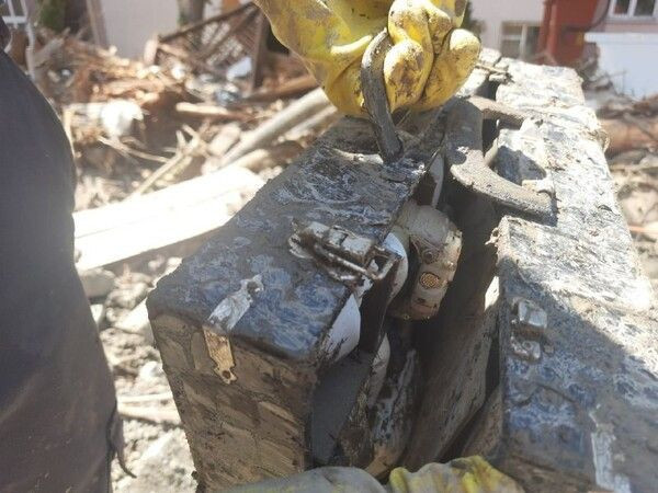 Kastamonu Bozkurt'ta selde sular altında kalan dairede bulundu! Çantayı açanlar inanamadı - Resim: 4