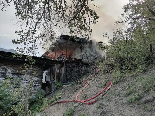 Erzurum'da yangın paniği! Birinde başladı diğerlerine sıçradı - Resim: 1
