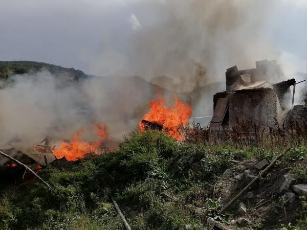 Erzurum'da yangın paniği! Birinde başladı diğerlerine sıçradı - Resim: 4