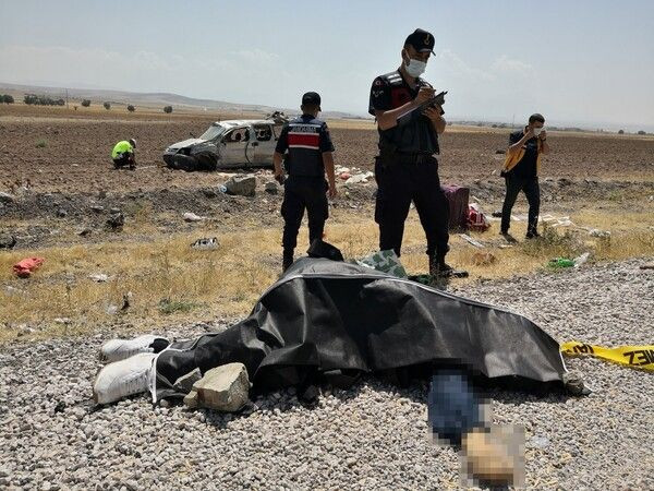 Aksaray'da korkunç kazada can pazarı! Takla atarak tarlaya uçtu - Resim: 3