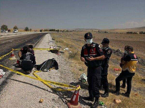 Aksaray'da korkunç kazada can pazarı! Takla atarak tarlaya uçtu - Resim: 4